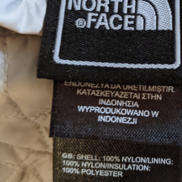 The North Face - Lightweight Quilted Plush Puff Vest C645 | XS | Gray & Red Logo - Picture 12 of 14